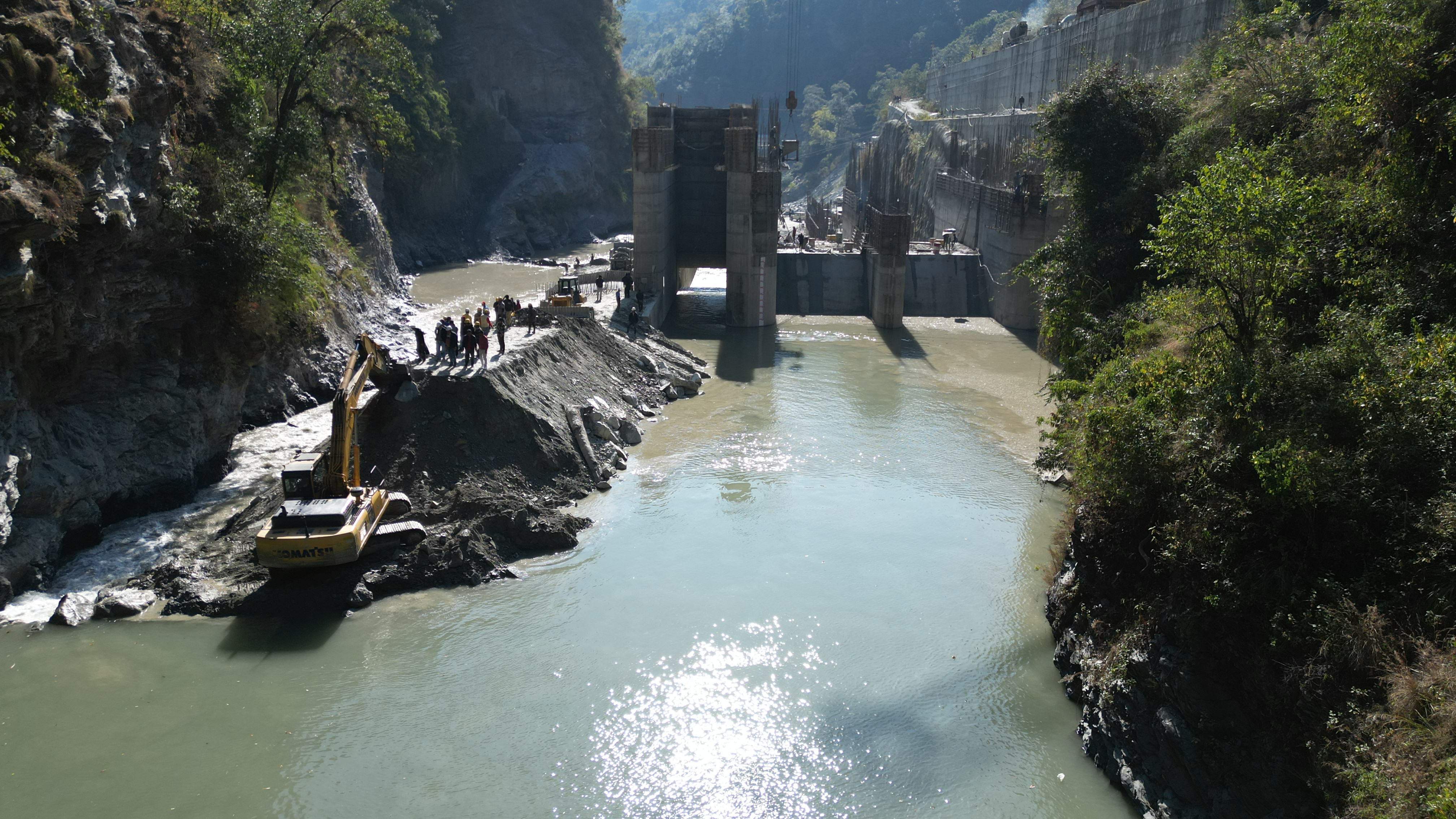 राहुघाट जलविद्युत् आयोजनाको डिसेन्डर निर्माण गर्न खोला फर्काइयो